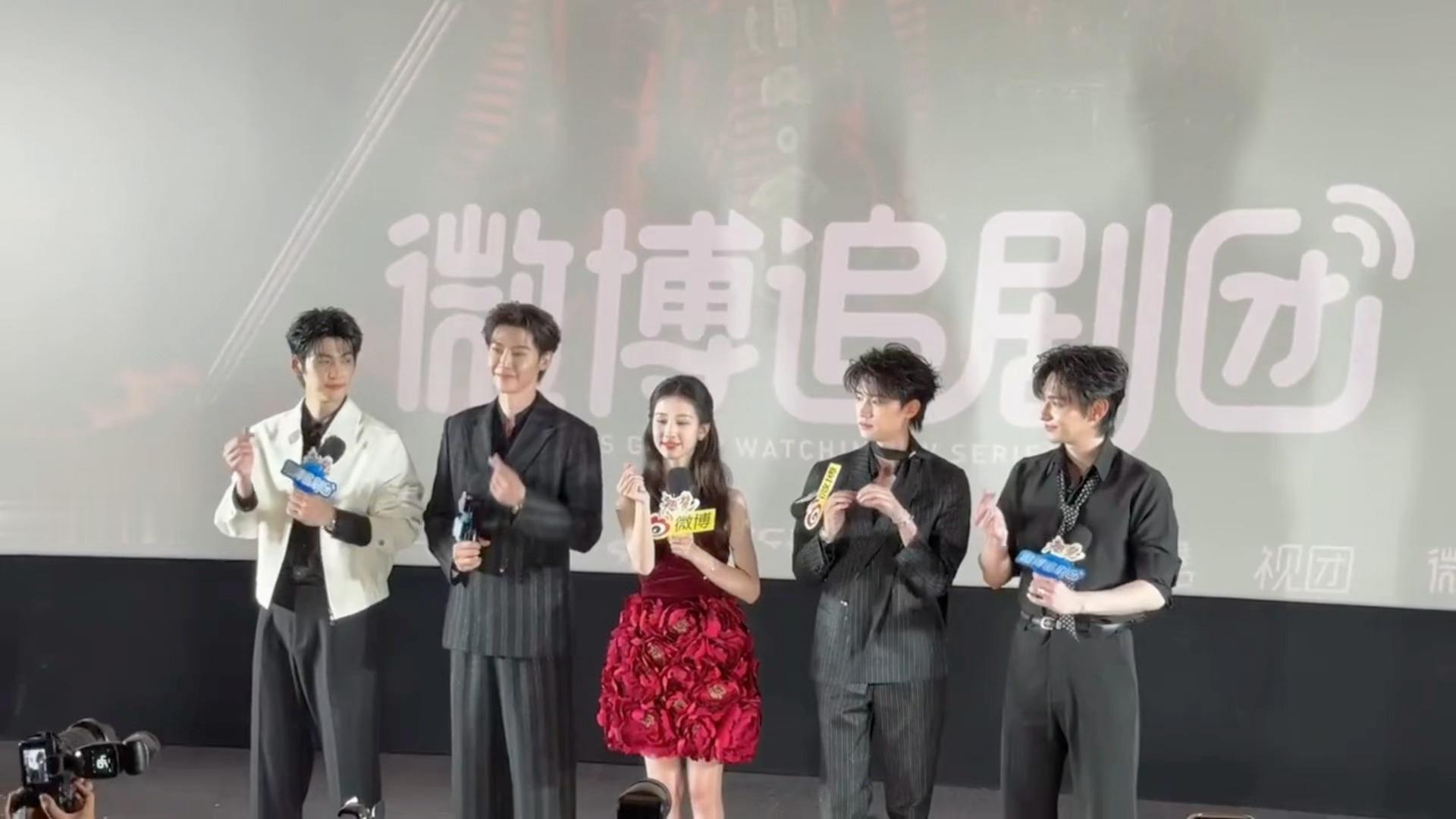 什么都有2.0哈哈哈哈翘楚全员复刻比心名场面陈都灵比心军训2.0