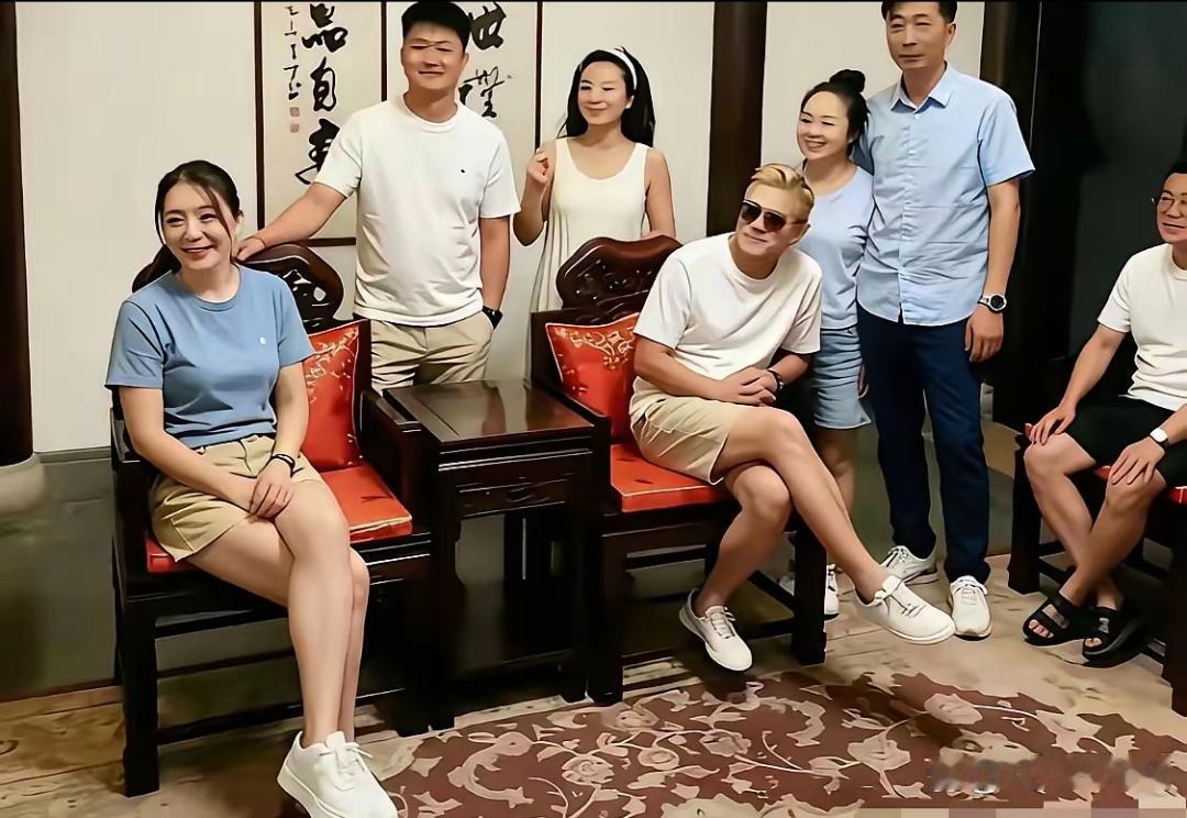 郭富城跟方媛回安徽芜湖丈母娘家，都放不下明星架子，不仅坐在客厅的C位而且还翘着二郎腿，更让人无语的是