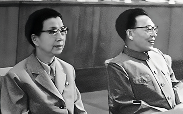 1972年，邓小平从江西回到北京，住进了医院。肖劲光大将顶住压力前来探望。两位老