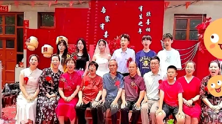 全家福里的缺席者……婚礼当日，大妮娘家人整整齐齐站成几排，脸上堆满笑意。这本