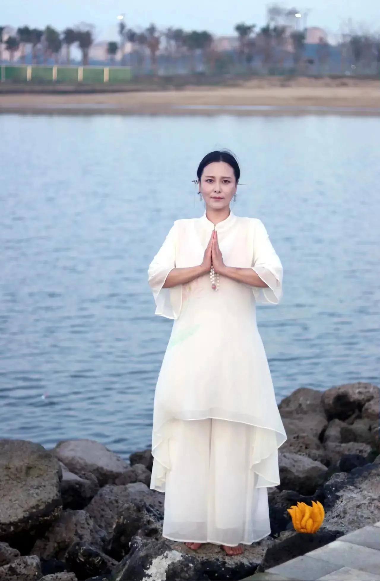 电视剧《雍正王朝》郑春华的扮演者武晔（国家一级演员）的海边瑜伽照。她可以说是该部