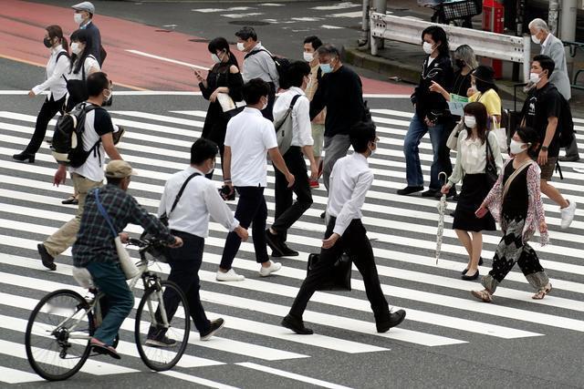 日韩的生育率为什么跌到全球垫底，甚至快“绝种”了？很多人怪年轻人太自私。其实根本