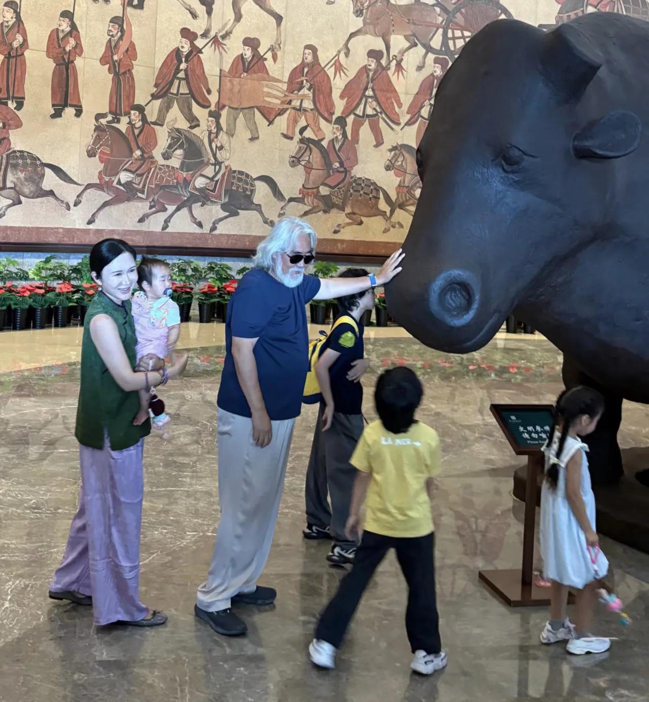 张纪中和家人现身大同市博物馆，老婆杜星霖抱着未满1岁的小女儿，4个孩子都在身边，