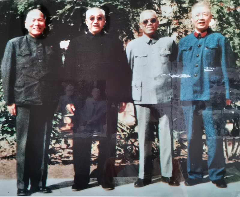 二月逆流之后，徐向前元帅的处境不好。韩先楚却坚持去看望这位老首长。徐向前吃惊地问