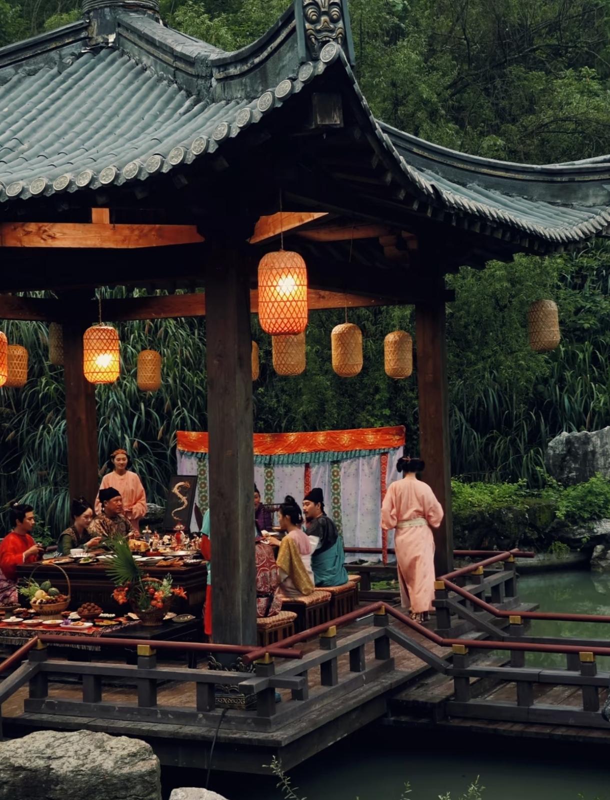 公元306年，洛阳宴席西晋末年，洛阳司徒王浑府上正大摆宴席。江南来的名士顾荣