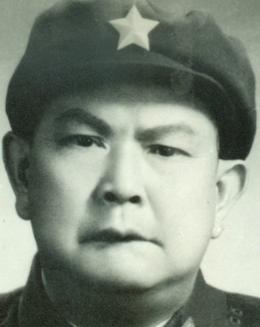 1941年的时候，三个新四军士兵藏身山洞，身边只有一支半旧步枪。敌人遍地，后援断