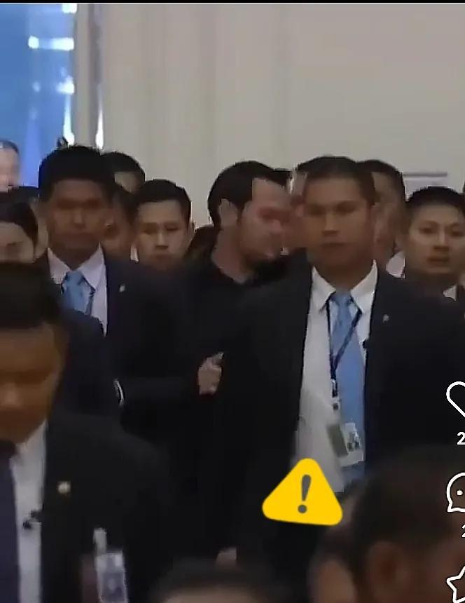巴育当总理时出门很怕死，难道是亏心事做多了吗？现在出门十几个贴身保镖，还有警察维