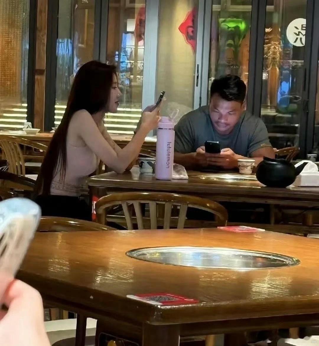 难怪那么多人买她直播间的东西，真人确实好看。