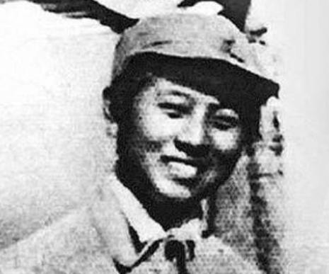 1941年，23岁的辛锐躺在担架旁，抬她的4位同志都已牺牲，敌人冲了上来，可是，