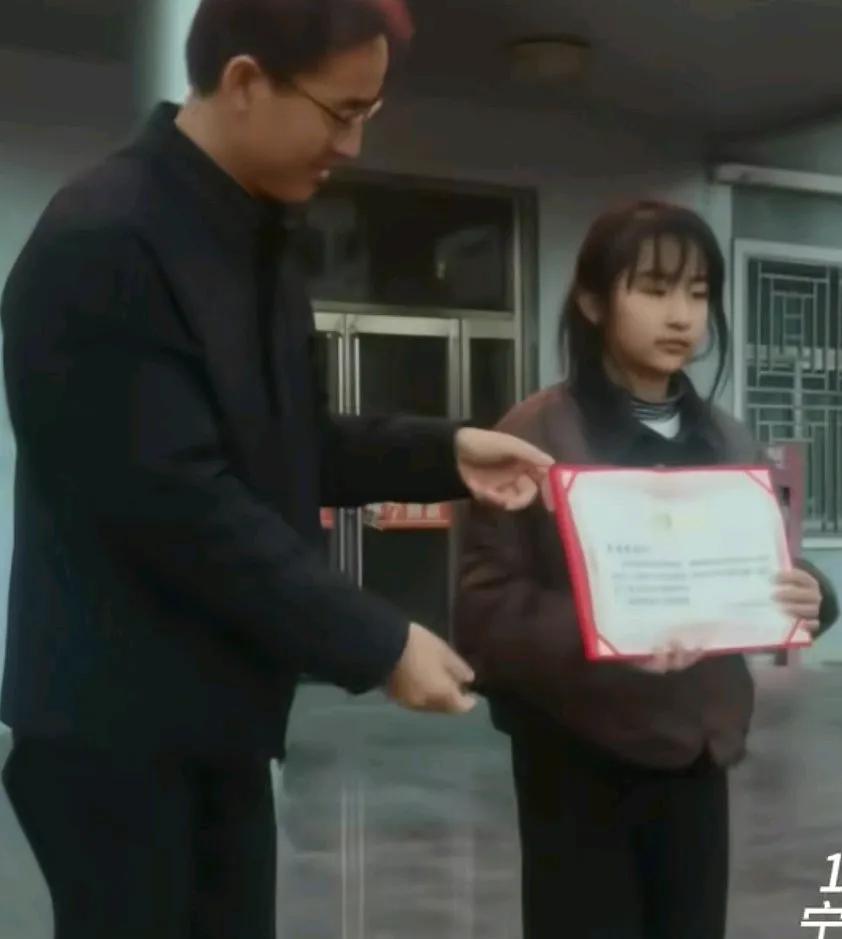 李佳婷又上人民日报！学校领导给她发证书时，这孩子竟然下意识就弯腰去接，足以看出她