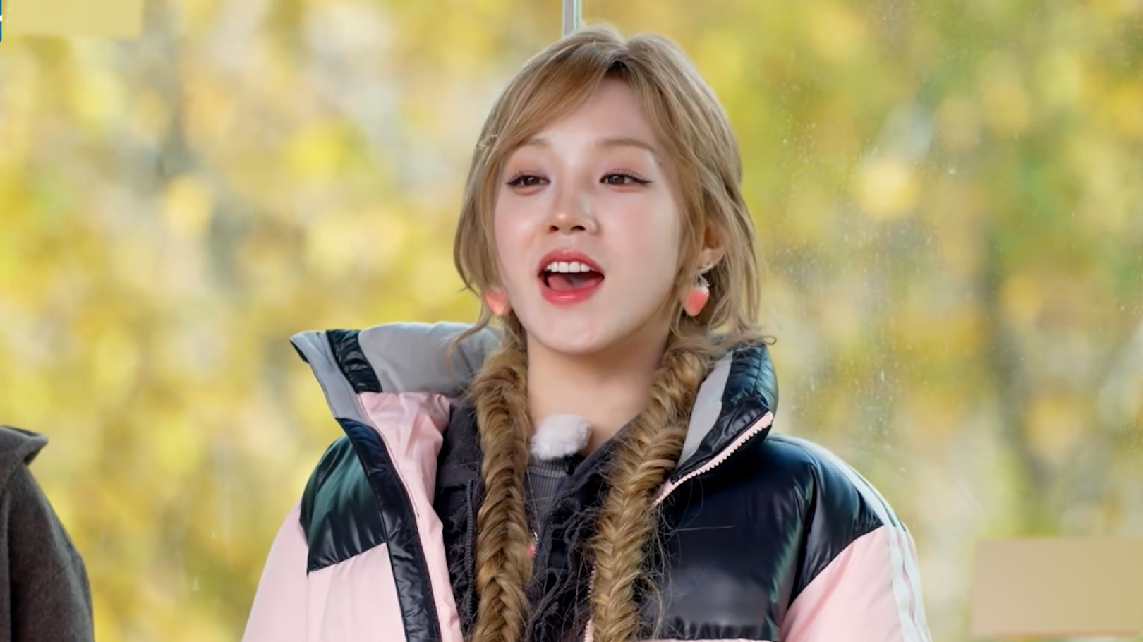 宋雨琦秋裤穿搭曝光：甜美风格引爆热议