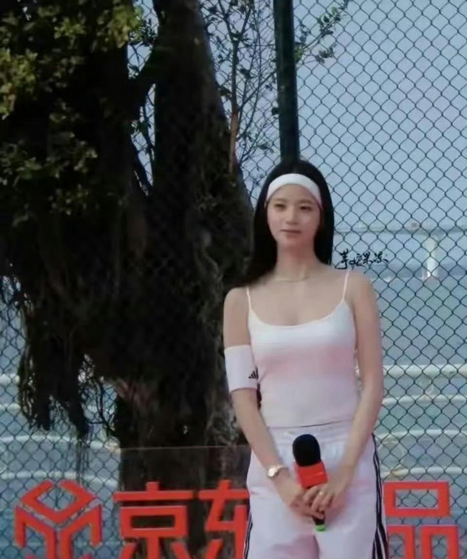 昔日那个甜美可人的欧阳娜娜已然蜕变成一位亭亭玉立的少女。她那张标志性的娃娃脸依旧