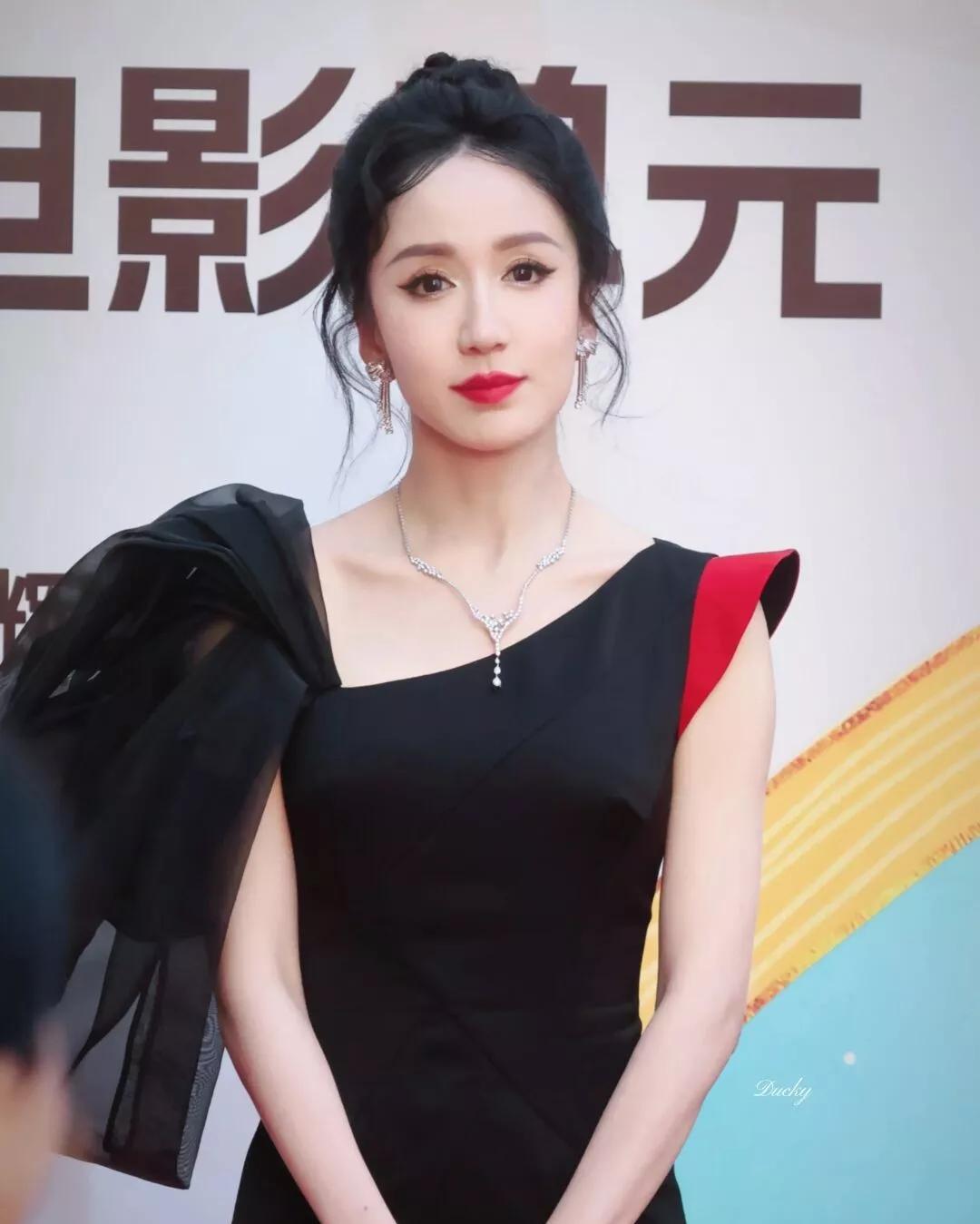 为什么娄艺潇会沦落到去拍短剧？原因很简单。其实不是她演技跟长相的问题，而是现