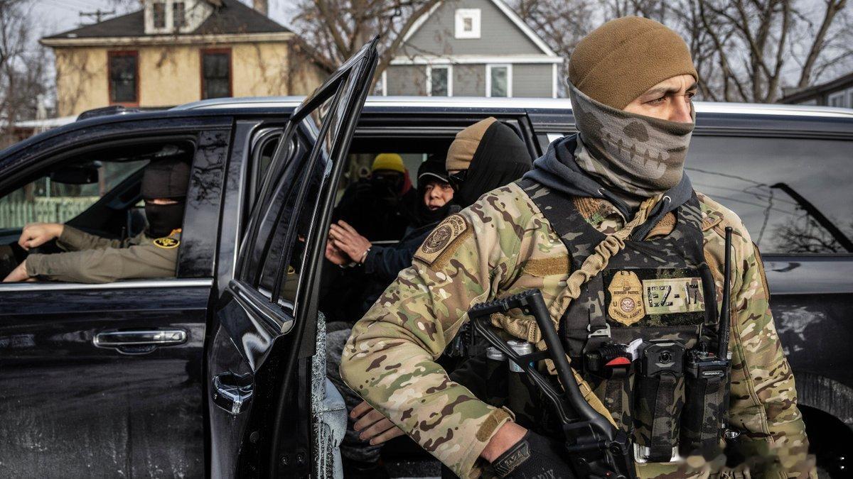 只需要不到24小时，特朗普的态度从“持枪谋杀执法人员”变成“向Pretti家人致