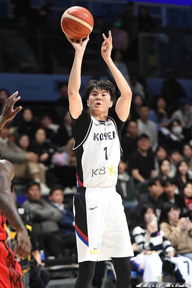 李贤重放弃参加今年的NBA夏季联赛，将回国打亚洲杯。尽管收到了两支NBA球队的邀