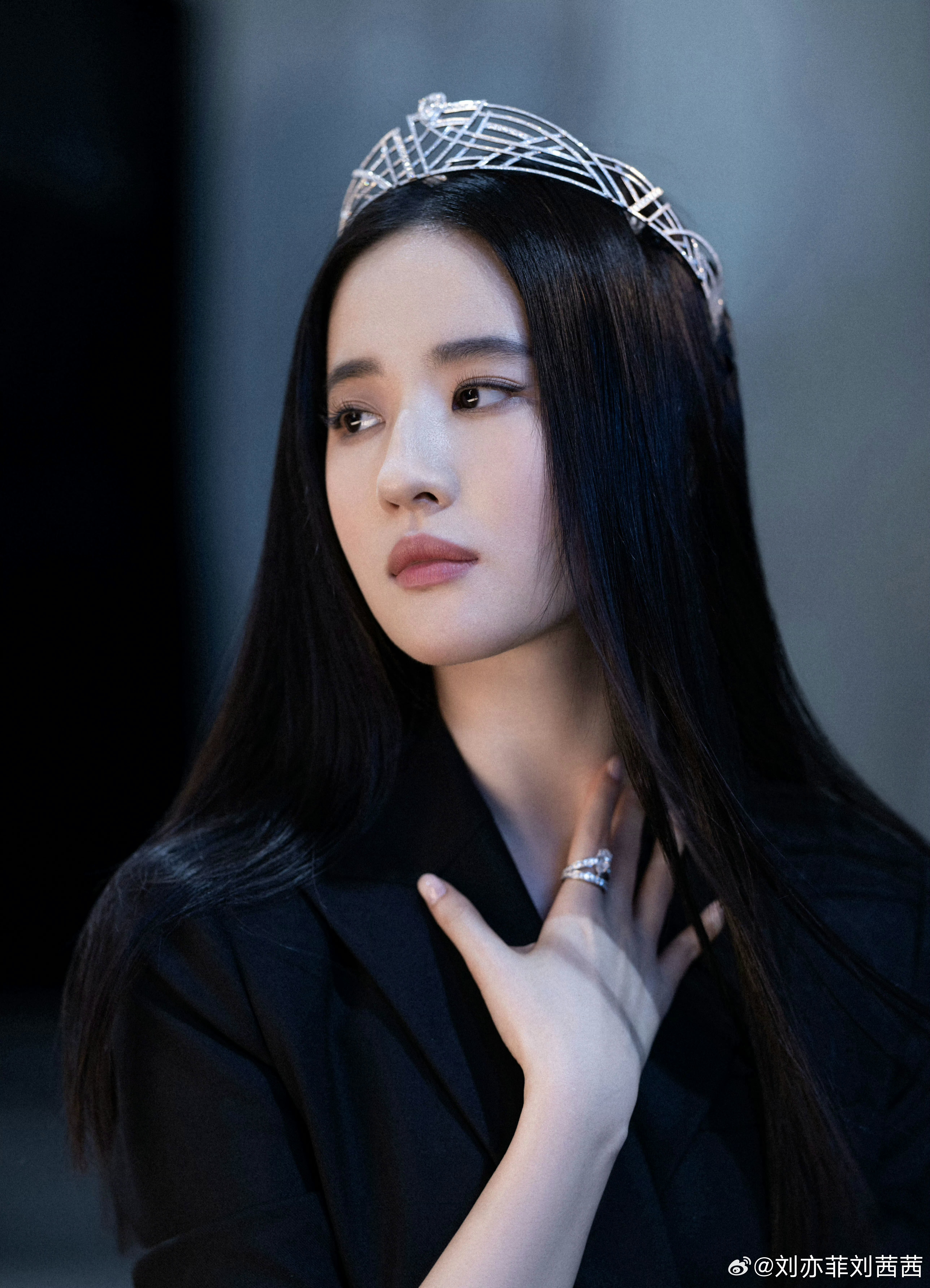 刘亦菲身着极简黑色廓形西装亮相，利落的剪裁设计自带飒爽气场，酷感十足，仿佛一位冷