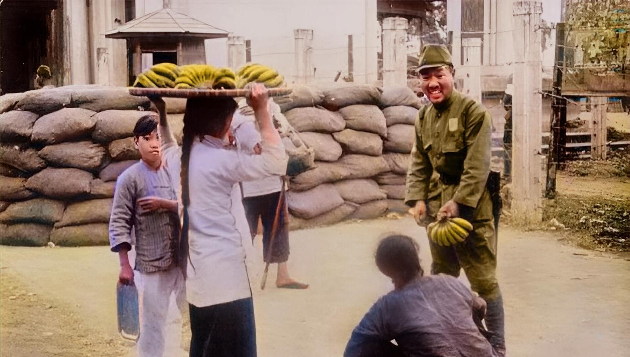1939年，广州一位阿婆正在路边卖香蕉，不远处有日军的哨卡。突然，一个日军士兵走