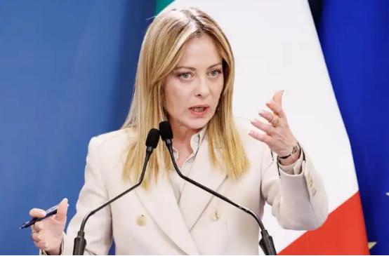 以前跟特朗普好得穿一条裤子的意大利总理梅洛尼，居然当着所有人的面，跟他闹掰了！而