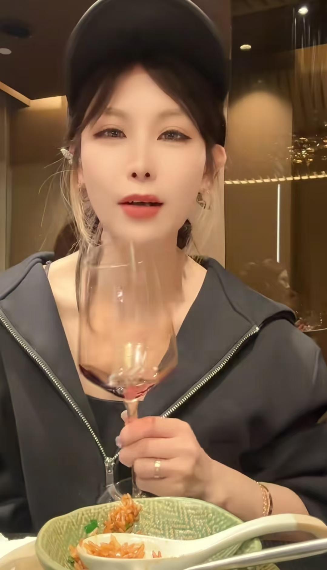 看到了二哈和十二位闺蜜集体亮相，我忍了看到了二哈回复，说下月就见面在意大利，我