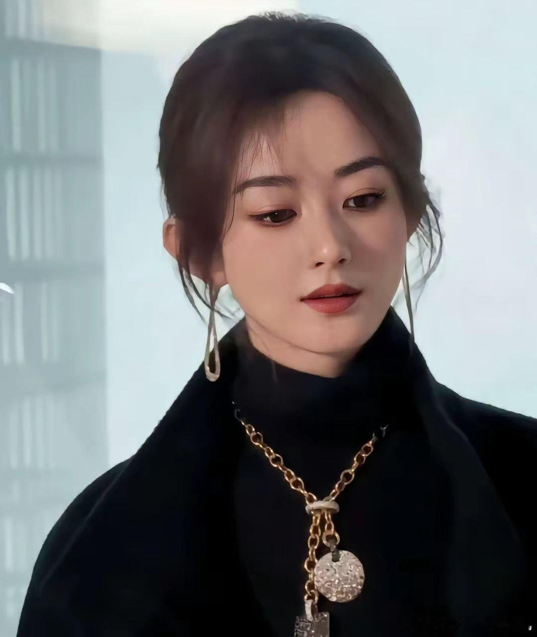 赵丽颖这个人，根本经不起细品，因为仔细一查，你就会发现，她完全是天崩开局，5年龙