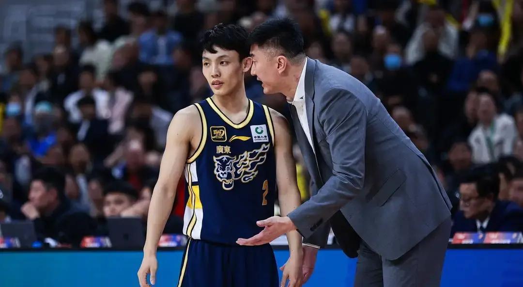 杜锋今晚最大胆的赌注，不是让徐杰砍下15+8，而是把他当成内线用。这个17