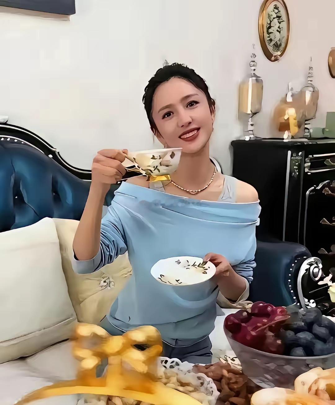 佟丽娅好像拿碗喝茶吧，是不是她们家乡的特点？