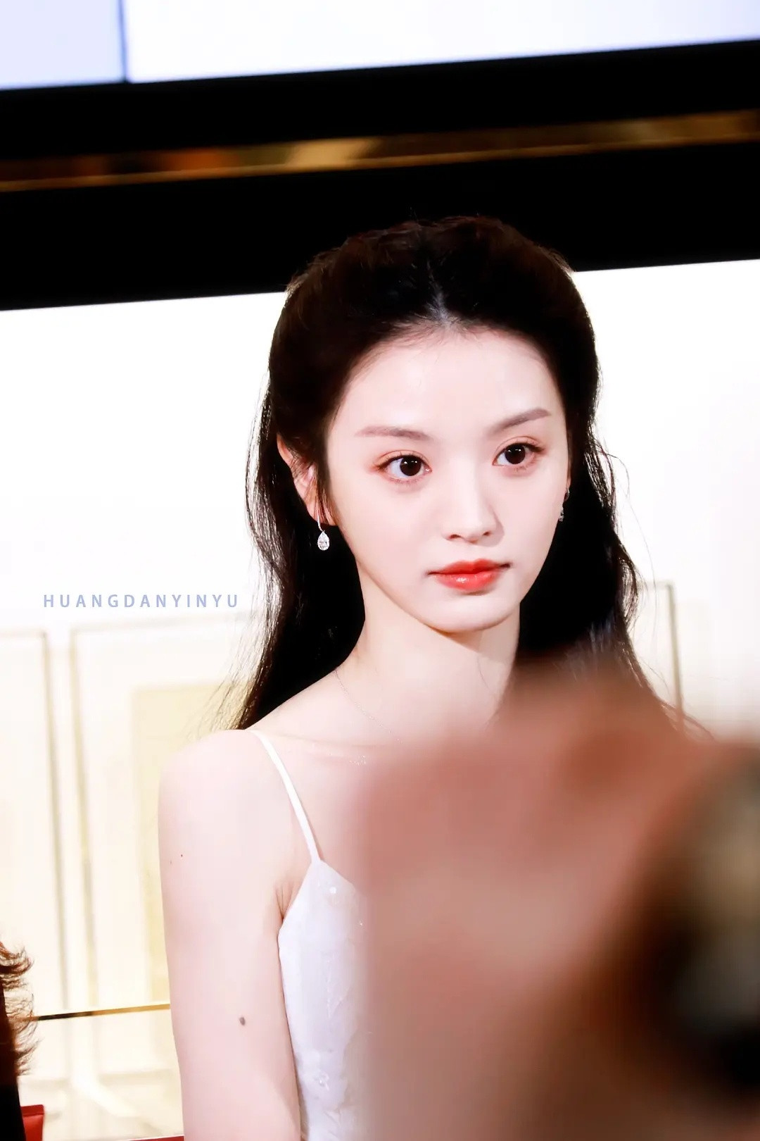 可是我觉得田曦薇没刘海真的挺一般了，不太好看