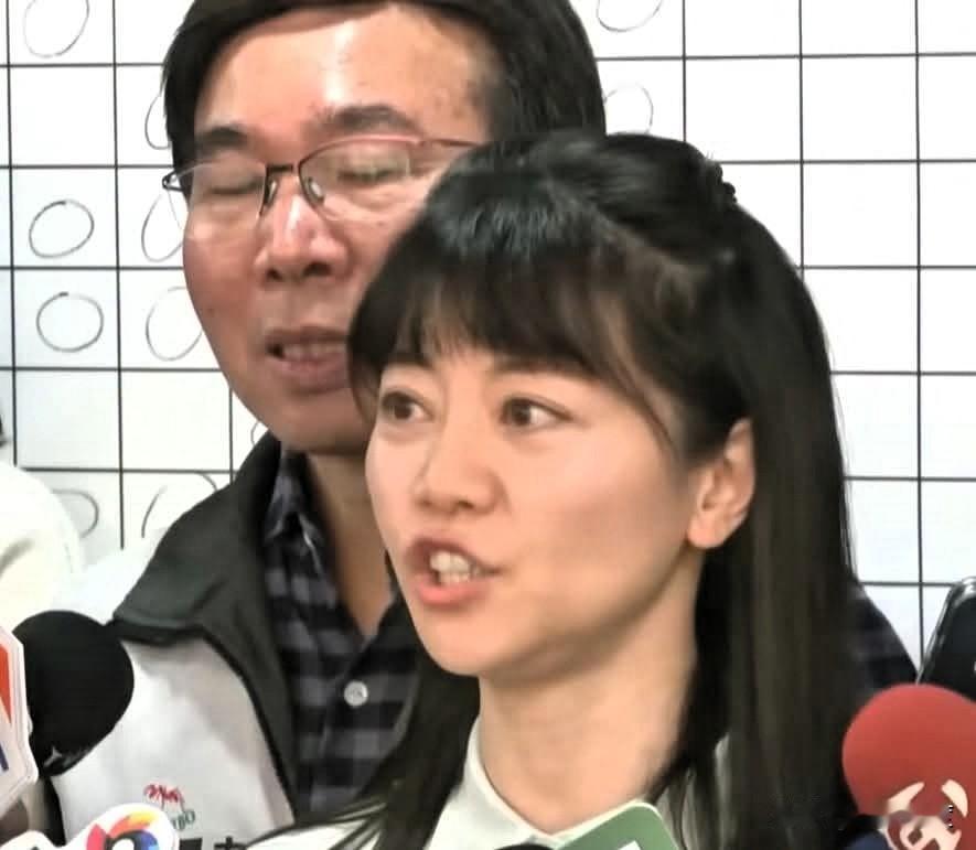 高嘉瑜看这情势，可能议员都要败选！自从粘上沈伯洋，天天胡言乱语，作港湖的参选人不
