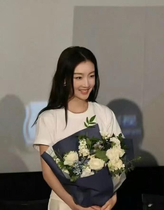 这是周冬雨，没点开还以为是王楚然！有种“整容”叫周冬雨恋爱！