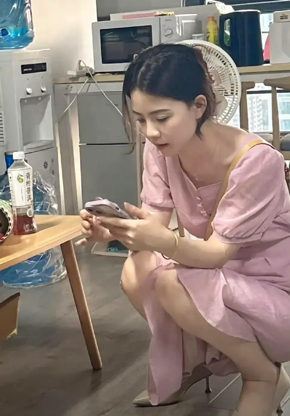 据说穿着高跟鞋还能蹲下的都是狠人