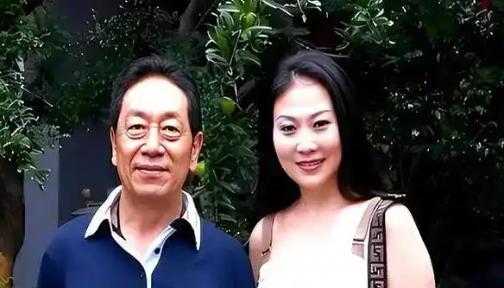 她是贵州都匀的布依族姑娘，家中长女，下有弟妹，家境普通。12岁因一场戏立志当演员
