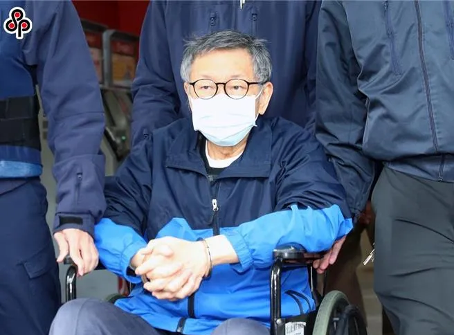 京华城案细节曝光，前民众党主席柯文哲当庭痛哭，怒骂民进党整得他家破人亡，哭求法庭