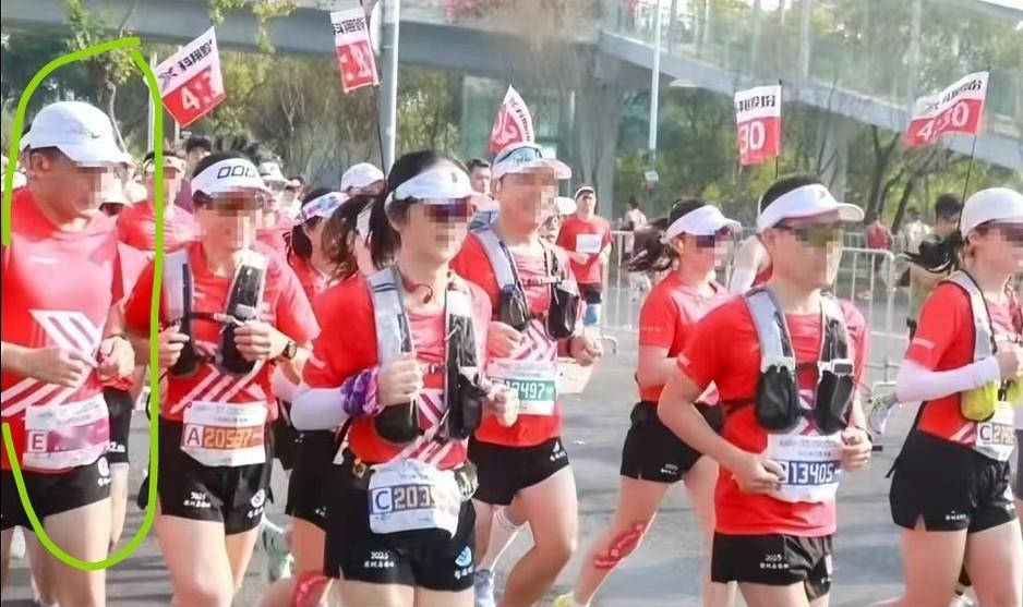 占用公共赛道就是该罚，为深圳马拉松组委会点赞，参赛号E11081的杨某某，被禁赛
