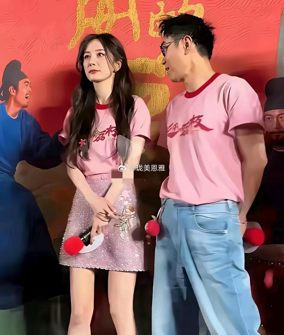 现在杨幂是不是在想我裙子开线了还是背心穿反了大鹏这样看，总感觉怪怪的