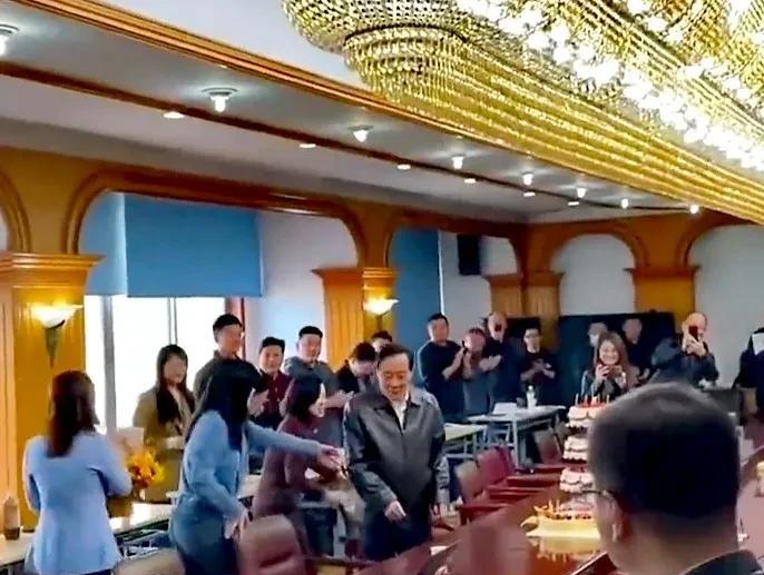宗先生告诉男人们记住三件事。其一、事业、财富才是是男人终极之追求，有了这些，花