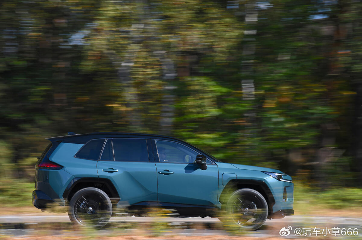 新RAV4：不够惊艳，却很会过日子买家用SUV，最纠结的是什么？好看的怕不实用，省油的又怕开着没劲。