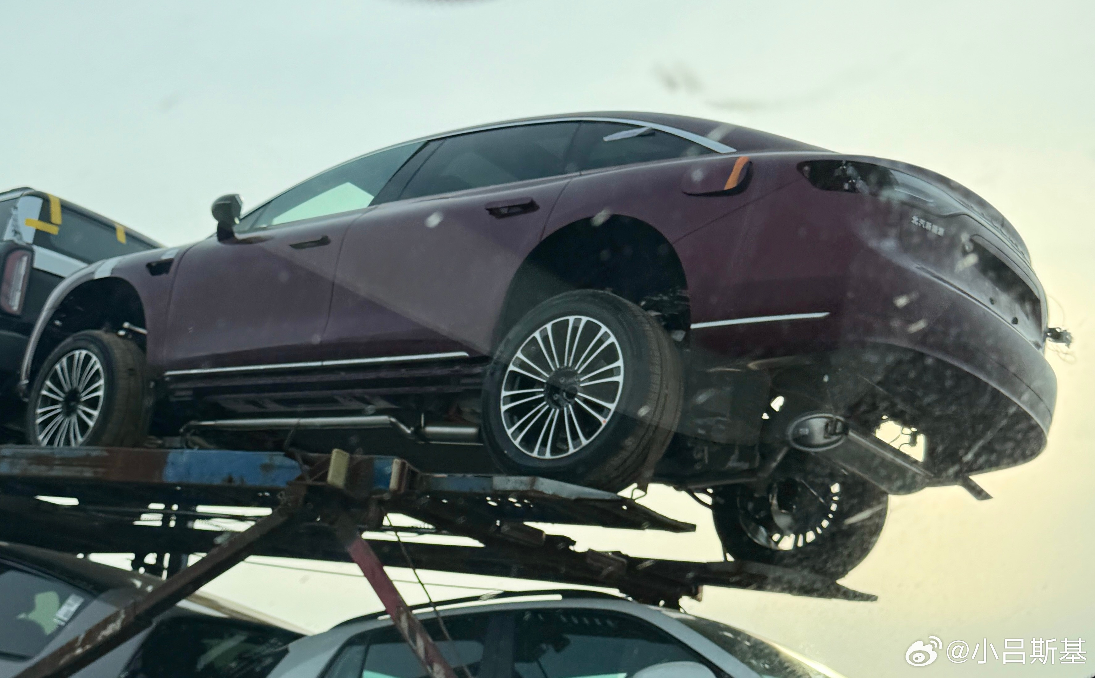 路上偶遇了套享界S9壳子的骡车，结合我对享界的了解，应该那个传说中的“硬派越野”