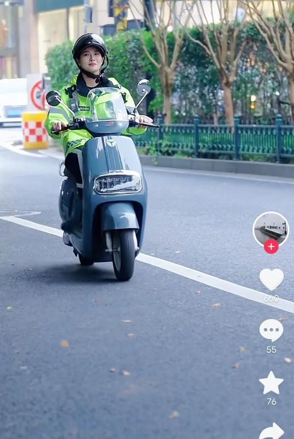 美女交警袁雨佳上班骑大摩托车，下班骑小电驴回家，太可爱了！真没想到，上班时候骑