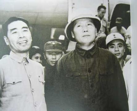 “重庆谈判”时，周恩来给了毛主席一顶“奇怪”帽子，起初，毛主席是拒绝的，但听了周