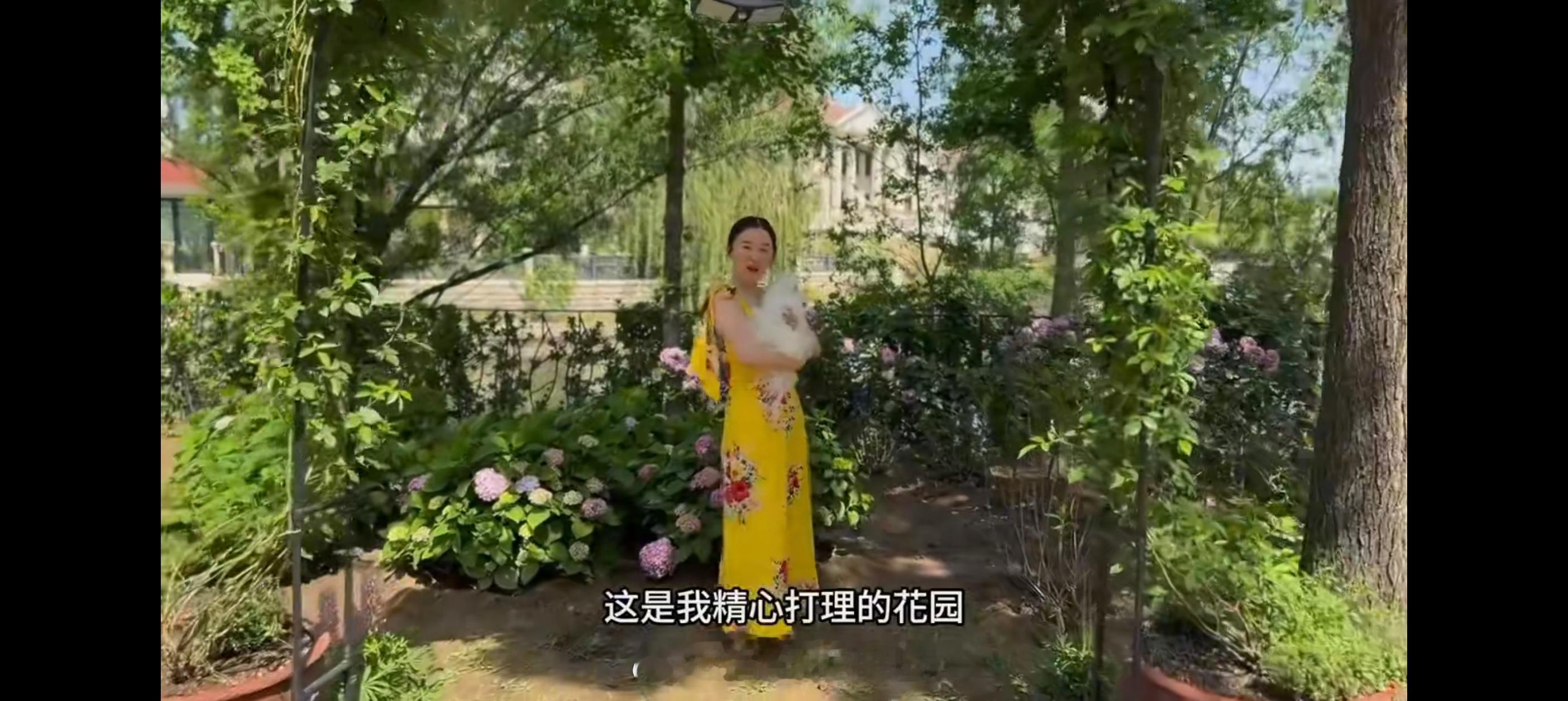 霍思燕家的花园也太大了，都是价值不菲的名花，还是淡出荧幕过富太太的日子好呀​​