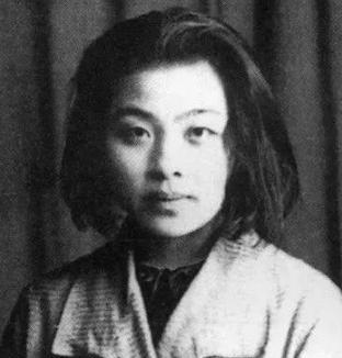 1928年，已婚的文学家丁玲爱上了自己的日语老师，为了挽留住丈夫，她提议三人一起