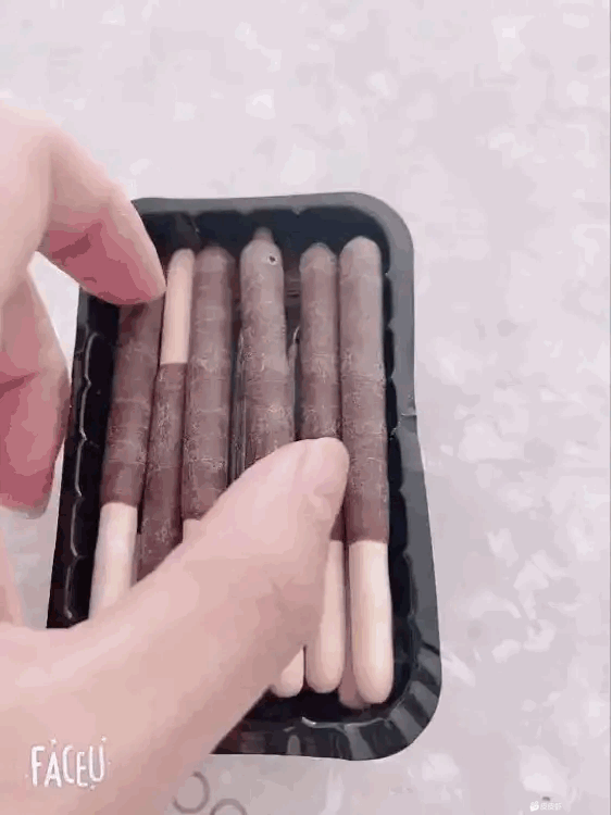 这好歹给个果冻，某些直接是塑料壳子