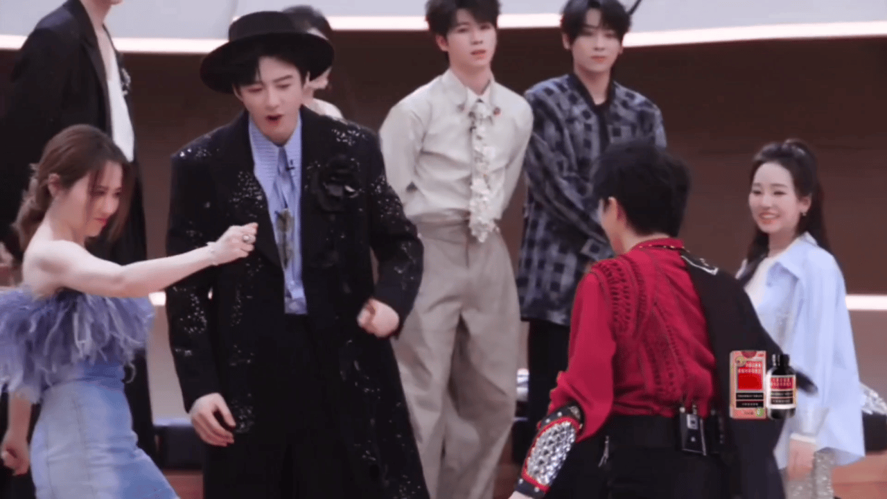 周深像来斗牛的周深这一套看上去真的像来斗牛的喔，红黑色系好漂亮啊，多这么穿好嘛