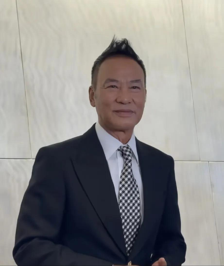 任达华最新活动画面曝光，岁月不饶人，他依旧留着年轻时的发型，好有个性，可是脸却老