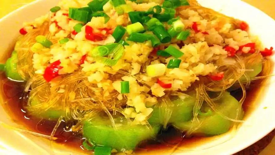 天气越来越热，少吃炖菜炒菜，多吃蒸菜肉末蒸丝瓜粉丝，健康美味两不误这天气一热