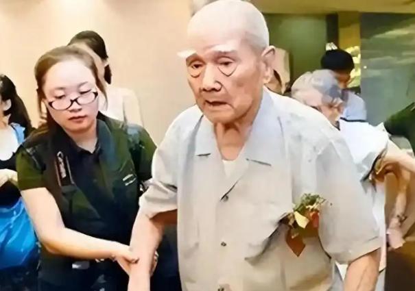 2002年，72岁台湾老兵回江苏老家探亲，喝多后突然嚎啕大哭：“其实，我是共产党