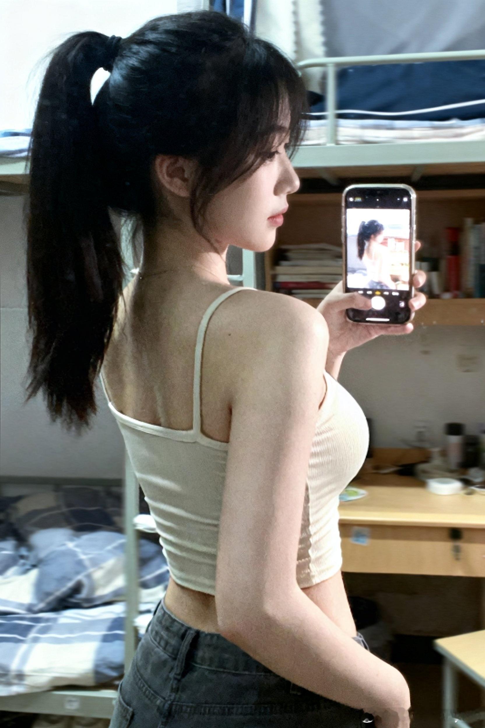 高马尾也要亮出来，安排！其实吧，是背上的痘痘好了😁聂小仙​​​