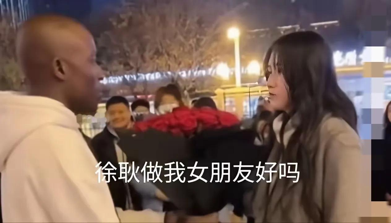 华夏儿女巾帼不让须眉!外籍留学生当众向中国女生徐耿求婚，直接一句“别说了我不