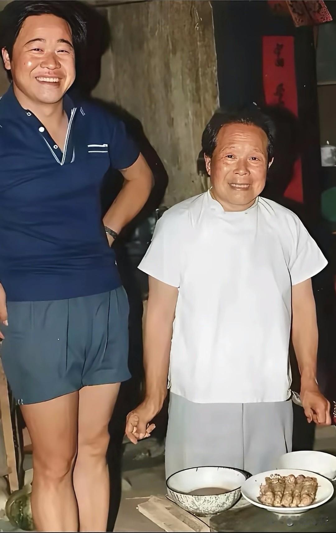 这张照片是老早的了，八十年代照的。娘俩，莫言和他娘高淑娟，就在山东高密那个老院子