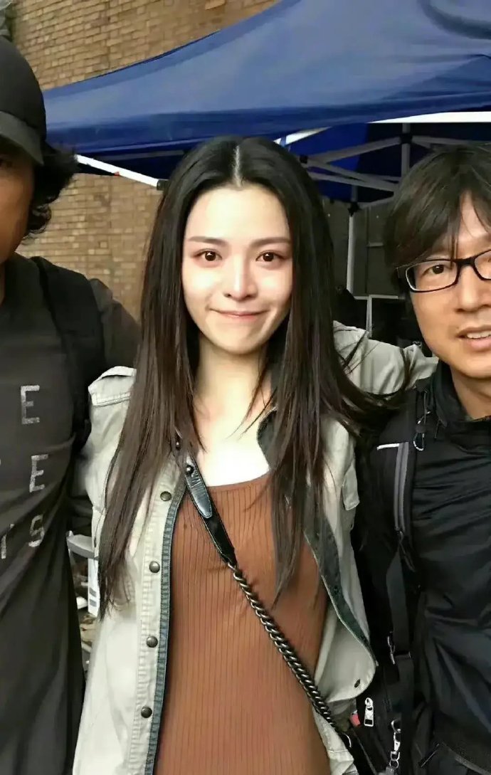 早年留着黑长直的钟楚曦，看着很青涩